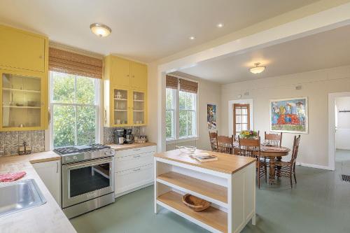 Η κουζίνα ή μικρή κουζίνα στο 3893 Sweet Seventeenth home