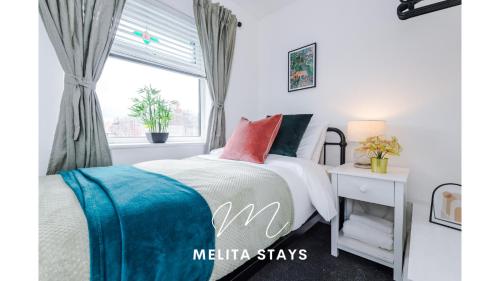 Schlafzimmer mit einem Bett und einem Fenster in der Unterkunft Stylish 3 bedroom home with parking and large garden, Manchester in Manchester