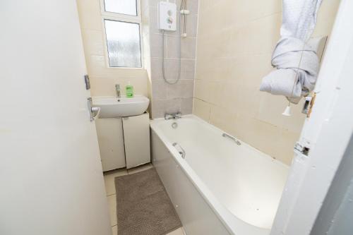 y baño con bañera y lavamanos. en Nice Rooms near Shoreditch en Londres