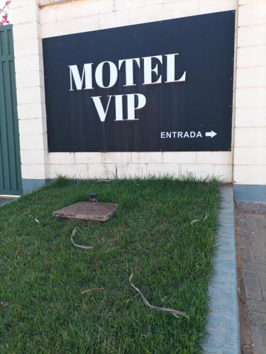 a sign for a motel vip on the side of a building at Motel Vip Olimpia in Olímpia