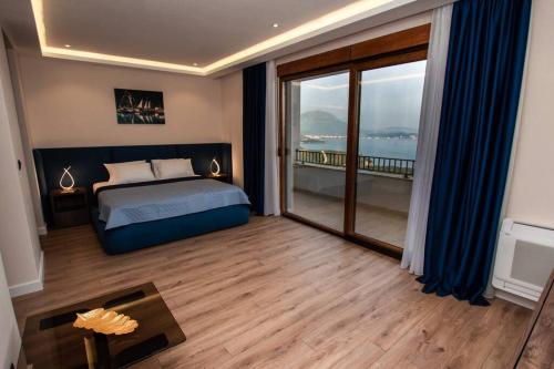 1 dormitorio con cama y ventana grande en Villa Infinity, en Sutomore