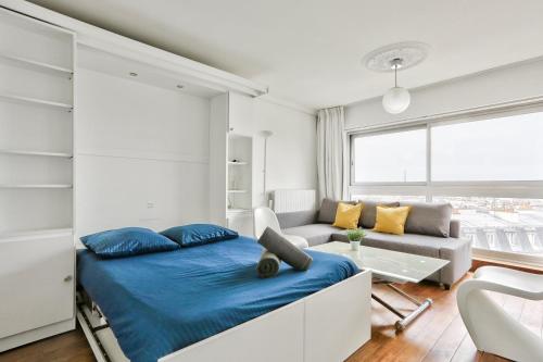 une chambre avec un grand lit et un canapé dans l'établissement Studio - Appartement Quartier Montmartre Free Netflix, à Paris