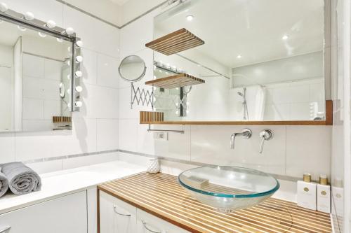La salle de bains est pourvue d'un lavabo en verre sur un comptoir. dans l'établissement Studio - Appartement Quartier Montmartre Free Netflix, à Paris