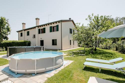 a pool in the yard of a house at Agriturismo Ai Carpini in Marcon