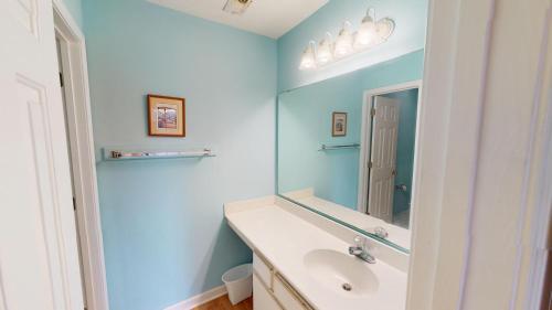 ein Bad mit einem Waschbecken und einem Spiegel in der Unterkunft Relax in Style 2BR True Blue Resort Villa in Pawleys Island