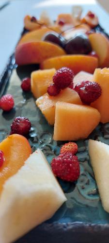 a plate with fruit on top at A L'inattendue in Bertrix