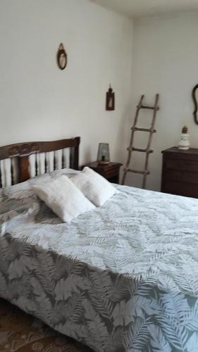 une chambre avec un lit avec une couverture bleue et blanche dans l'établissement Villa en corse, à Casabianca