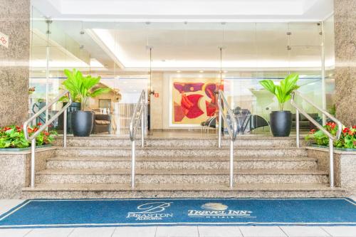 サンパウロにあるBraston Augusta Hotel by Castelo Itaipavaの植物の集合階段