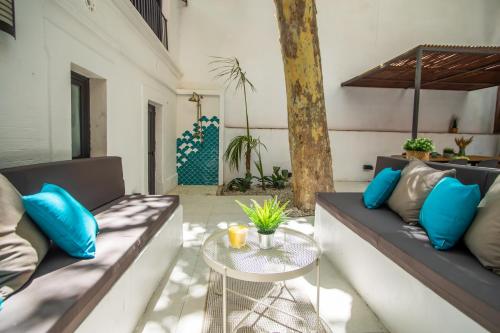un patio con 2 sofás y una mesa en Tendency Apartments 9, en Barcelona