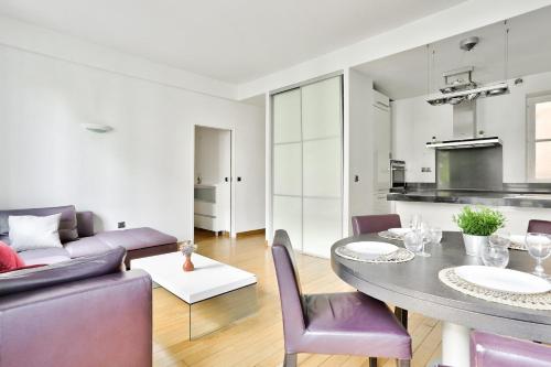 un salon avec une table et des chaises violettes dans l'établissement Appartement Quartier Champs-Élysées 4 Free Netflix, à Paris