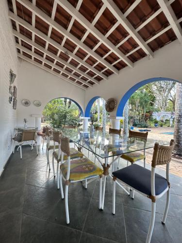 GarçaにあるVILLA ARATOCAのガラスのテーブルと椅子のあるダイニングルーム