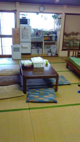 - un salon avec une table basse et des tapis dans l'établissement Female Only Dormitory 4beds room- Vacation STAY 14308v, à Morioka