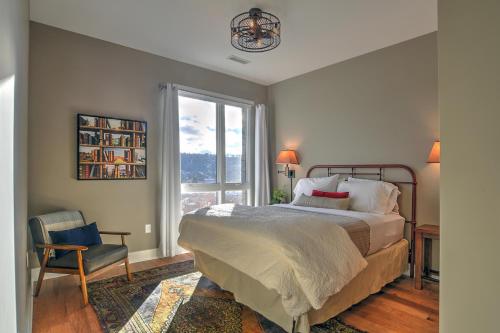 ein Schlafzimmer mit einem Bett, einem Stuhl und einem Fenster in der Unterkunft 45 Asheland Avenue Unit 505 in Asheville