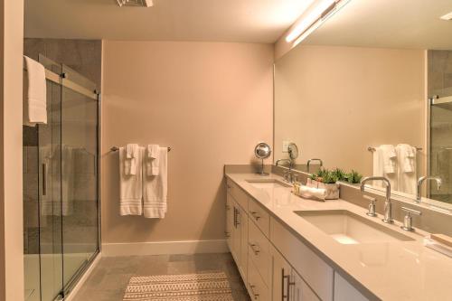 Et badeværelse på 45 Asheland Avenue Unit 501