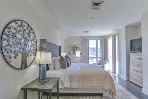 Postel nebo postele na pokoji v ubytování 45 Asheland Avenue Unit 507