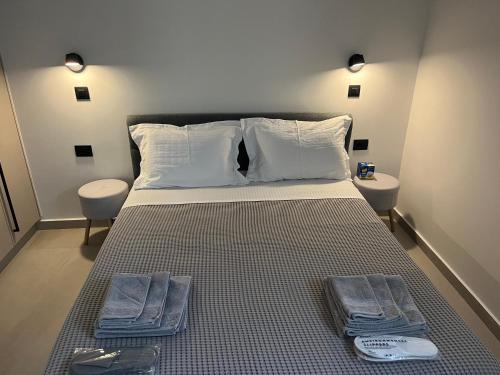 sypialnia z łóżkiem z dwoma ręcznikami w obiekcie Cozy private house brand new w Atenach
