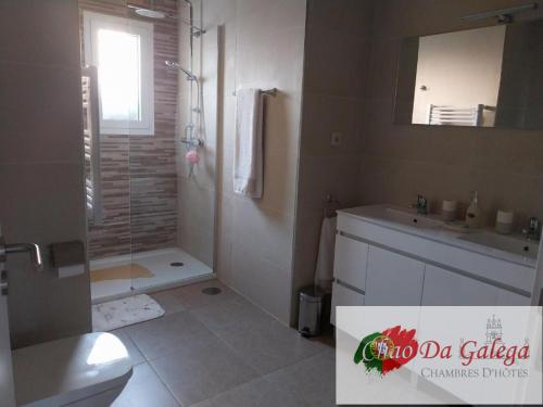 La salle de bains est pourvue de toilettes, d'un lavabo et d'une douche. dans l'établissement Chao da GALEGA, 
