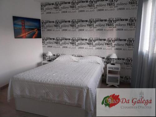 1 dormitorio con cama y pared con dosel en Chao da GALEGA, 