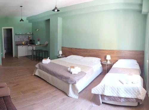 una camera con due letti e asciugamani di INCASTRO B&B IN CROTONE a Crotone