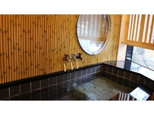 黒部市にあるUnazuki Onsen Sanyanagitei - Vacation STAY 06451vのバスルーム(バスタブ、壁掛け鏡付)