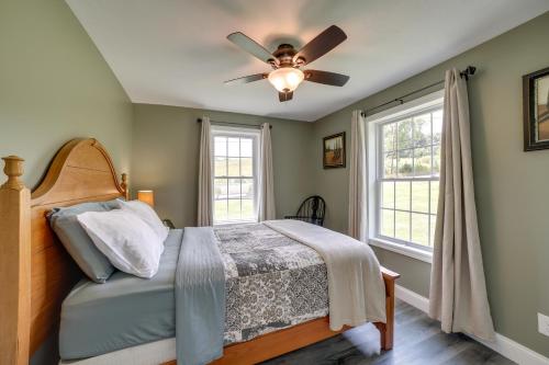 - une chambre avec un lit et un ventilateur de plafond dans l'établissement Fombell Home with Private Deck 36 Mi to Pittsburgh, 