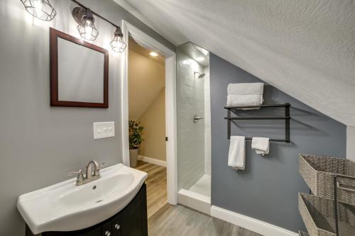 La salle de bains est pourvue d'un lavabo et d'une douche. dans l'établissement Fombell Home with Private Deck 36 Mi to Pittsburgh, 