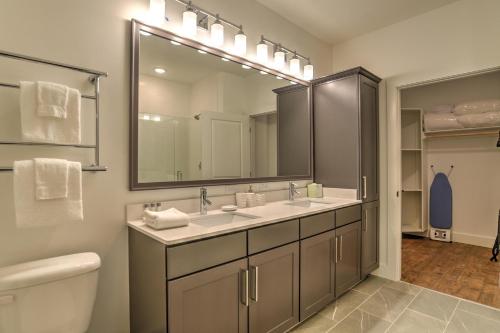 Et badeværelse på 55 South Market Condo 108