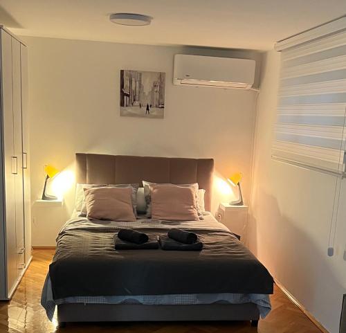 - une chambre avec un lit et 2 lampes dans l'établissement Lily, à Belgrade