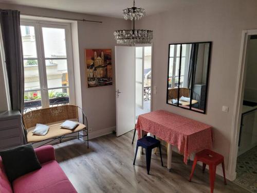 Uma área de estar em Appartement entier - Paris 12