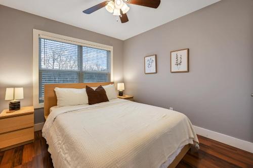 Giường trong phòng chung tại A Sweet North Asheville Home Close to Downtown