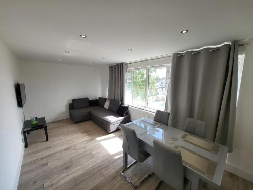 Gallery image of Bright Modern 3 Bedroom Apartment in Sutton