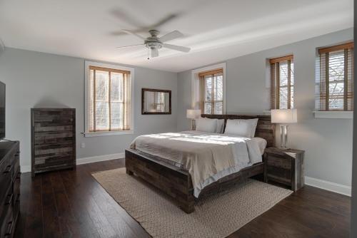 een slaapkamer met een bed en een plafondventilator bij 8 Village Lane 201 in Asheville