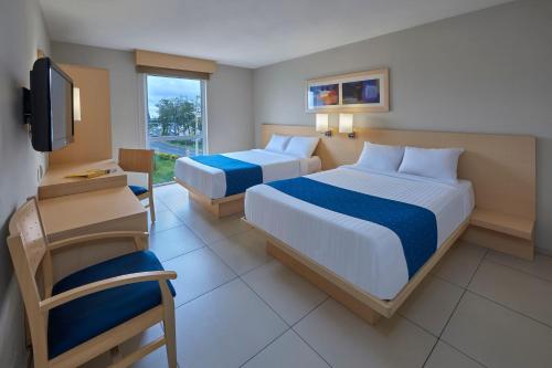 Habitación de hotel con 2 camas y TV en City Express by Marriott Xalapa en Xalapa