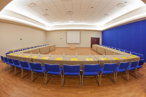 a large meeting room with a large table and blue chairs at City Express by Marriott Xalapa in Xalapa
