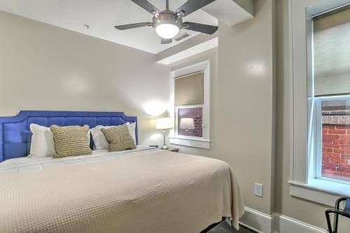 Postel nebo postele na pokoji v ubytování Historic King James Unit 10