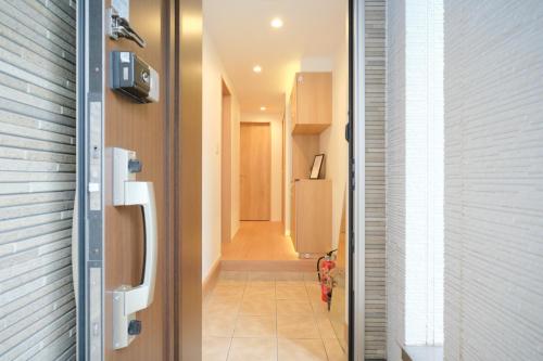 a hallway with a door leading to a room at Seirai Vacation Rental Hatsudai - Vacation STAY 15951v in Tokyo