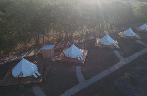 an overhead view of a group of tents in a park at Terranova Glamping in Luján