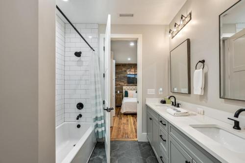 Phòng tắm tại Phenomenal 2 Bedroom 2 and a half Bathroom Downtown Property