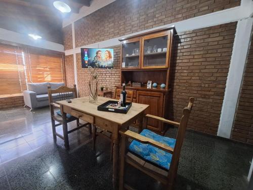 jadalnia z drewnianym stołem i krzesłami w obiekcie Mendoza Urbano Confort w mieście Mendoza