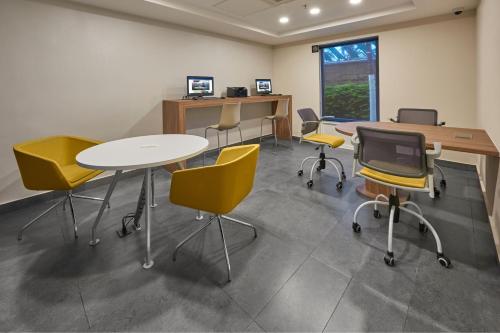 an office with a table and chairs and a desk at City Express by Marriott Los Mochis in Los Mochis