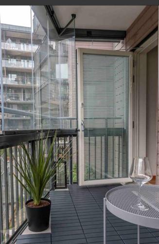 - Balcón con mesa y maceta en Central apartment Uppsala en Uppsala