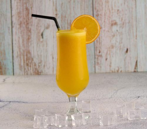 a glass of orange juice with an orange slice at فندق سنبات بلاتينيوم in Jazan