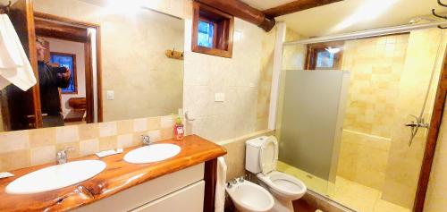y baño con 2 lavabos, ducha y aseo. en LADERAS DEL CAMPANARIO en San Carlos de Bariloche