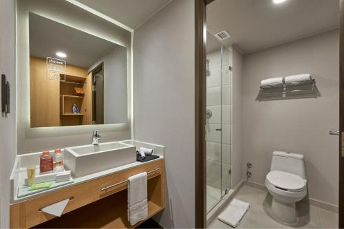 Bathroom sa City Express Suites by Marriott Cancún Aeropuerto