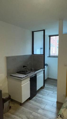 uma cozinha com um lavatório e uma bancada em Logement 2 personnes. em Vitry-le-François
