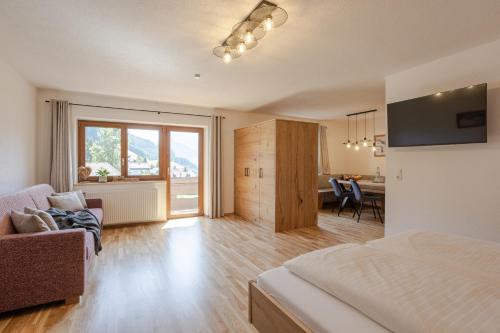 Appartements SonnAlmにあるテレビまたはエンターテインメントセンター