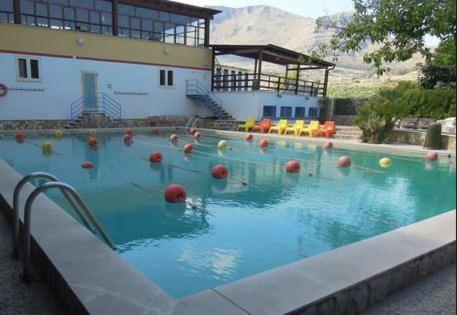 una piscina con bolas en el agua en Terme Gorga Hotel, en Alcamo