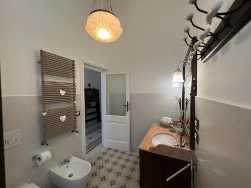 une salle de bain avec un lavabo, des toilettes et un miroir dans l'établissement Lux Domus, à Bari
