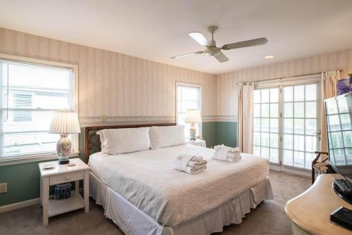 1 dormitorio con 1 cama y ventilador de techo en The Skelton House Your Coastal Oasis in Litchfield Beach, en Pawleys Island