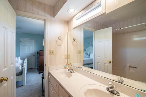 een badkamer met een wastafel en een spiegel bij The Skelton House Your Coastal Oasis in Litchfield Beach in Pawleys Island